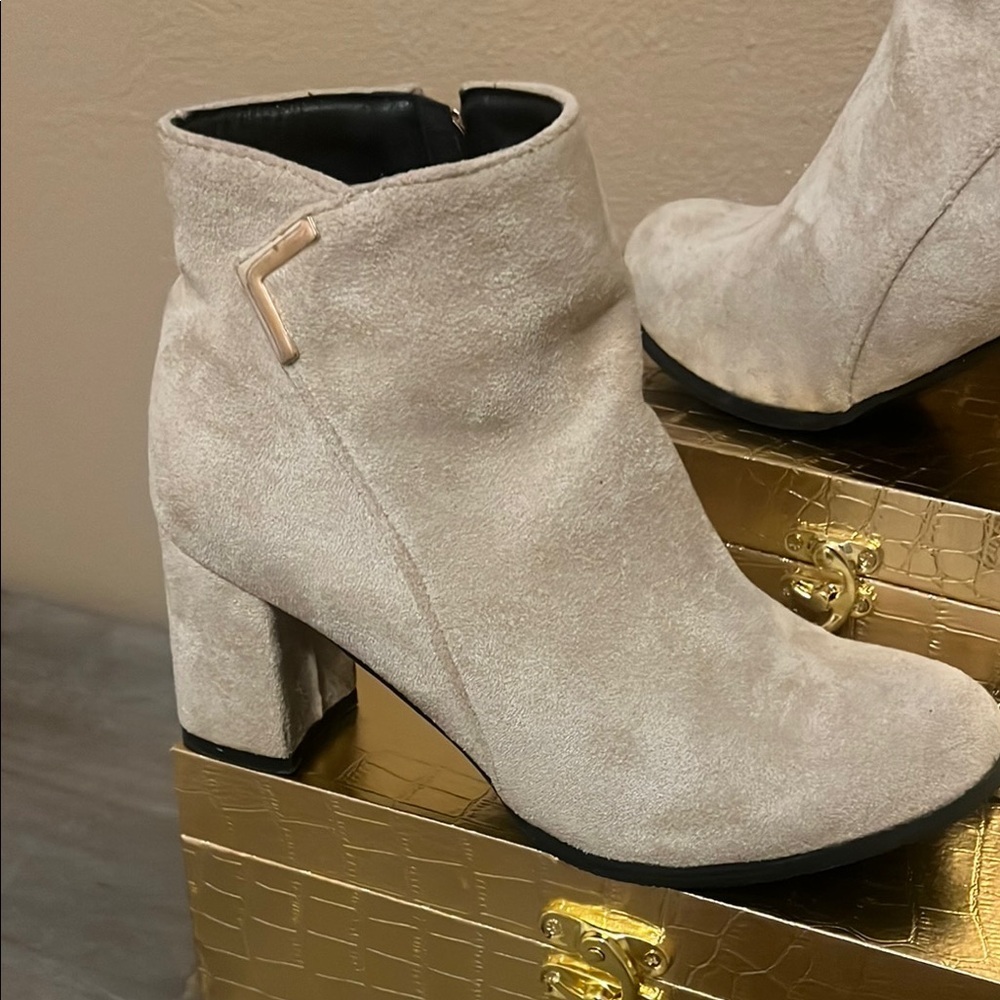 Cream Ankle Boots with Chunky Heel and Minimalist Design size 7 - Picture 2 of 6